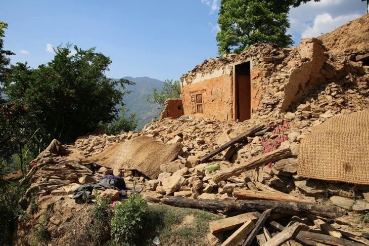 Desde o dia do terremoto, 25 de abril, cerca de 4050 voluntários de 34 países viajaram até o país para ajudar na reconstrução.