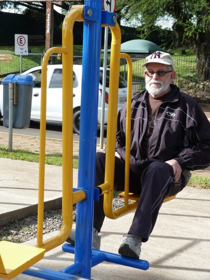 Após sua caminhada, Giovaldo aproveita para se exercitar na Academia ao ar livre localizada no Bairro Boqueirão.