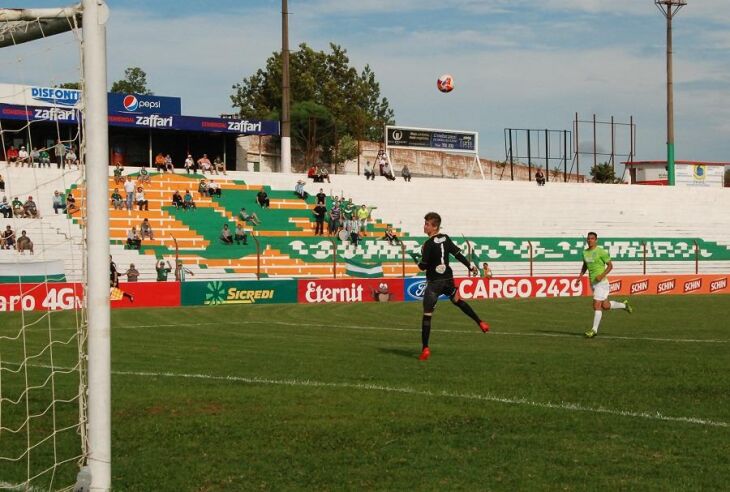 Léo: golaço por cobertura