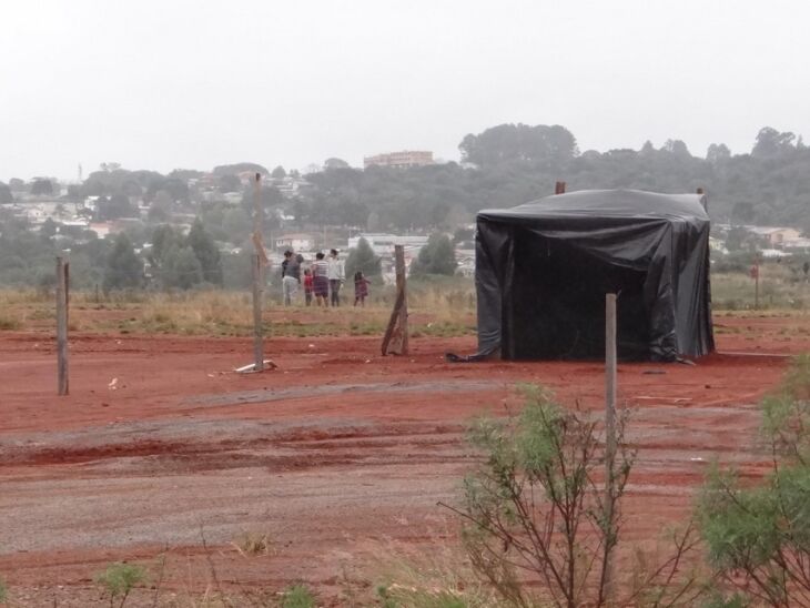 Cerca de 200 pessoas ocupavam o terreno na tarde de segunda-feira (25)