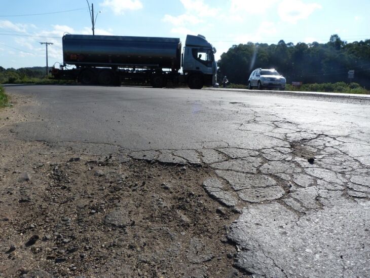 Para acessar o Terminal Petrolífero e o bairro Industrial, motoristas precisam utilizar aceso de uma empresa próxima ao local ou parar na própria rodovia