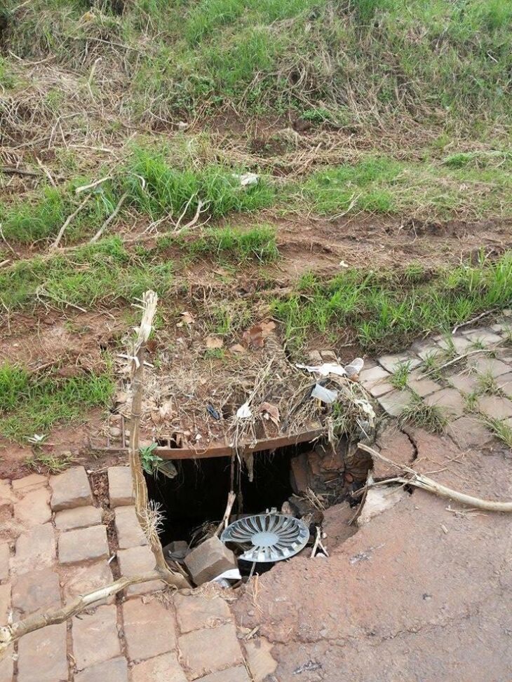 Buraco na rua Scarpellini Ghezzi, no bairro Lucas Araújo, oferece risco para as pessoas que transitam pelo local