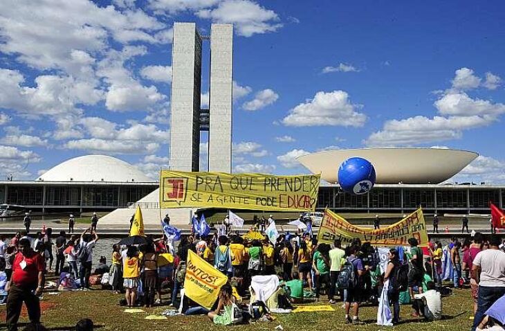 Manifestantes contra a redução da maioridade reunidos no gramado em frente ao Congresso