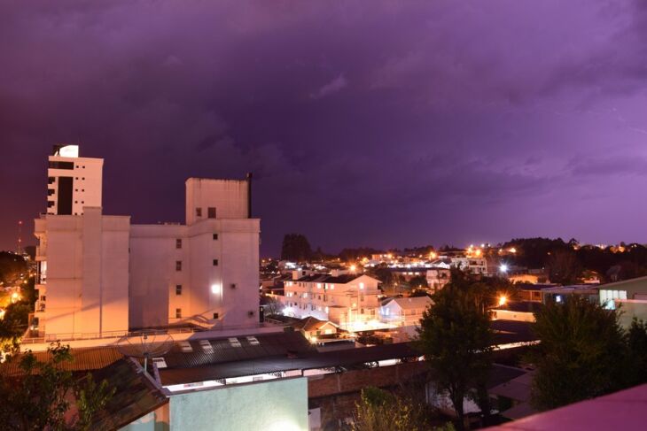 Frente fria que chegou à região causou chuva e muitas descargas elétricas na noite de domingo