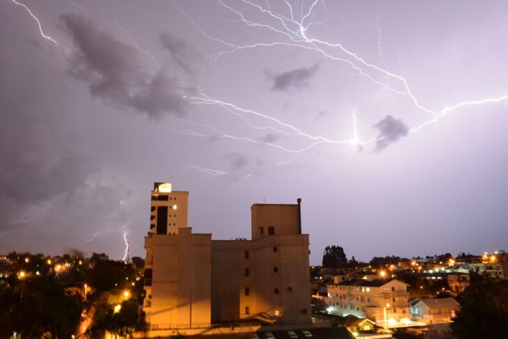 Tempestade de raios ocorreu no início da noite de segunda-feira