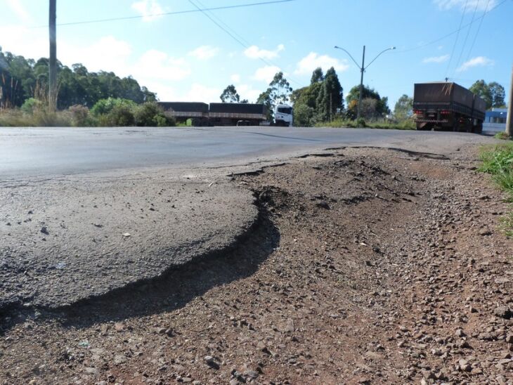 Acesso ao distrito industrial é precário, com a via esburacada, sem sinalização, acostamento reduzido e trechos tomados pela vegetação