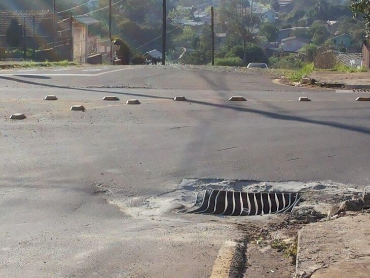 Grades do bueiro entre as ruas Parobé e Cristóvão Colombo, no bairro Cruzeiro, foram consertadas