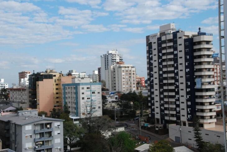 Temperatura agradável, poucas nuvens e ocorrência de pancadas de chuva é o que se espera para o final de semana