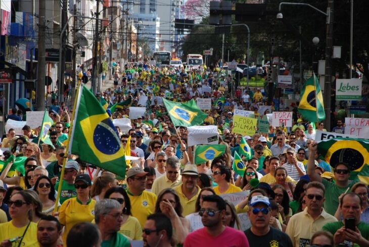 Manifestação pedia o fim da corrupção e a deposição da presidente.