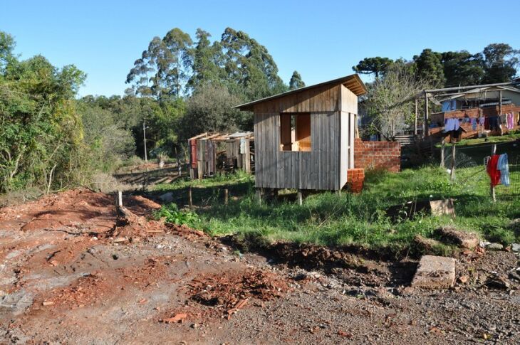 No local, que é uma APP, estão sendo construídas casas e existe depósito irregular de lixo