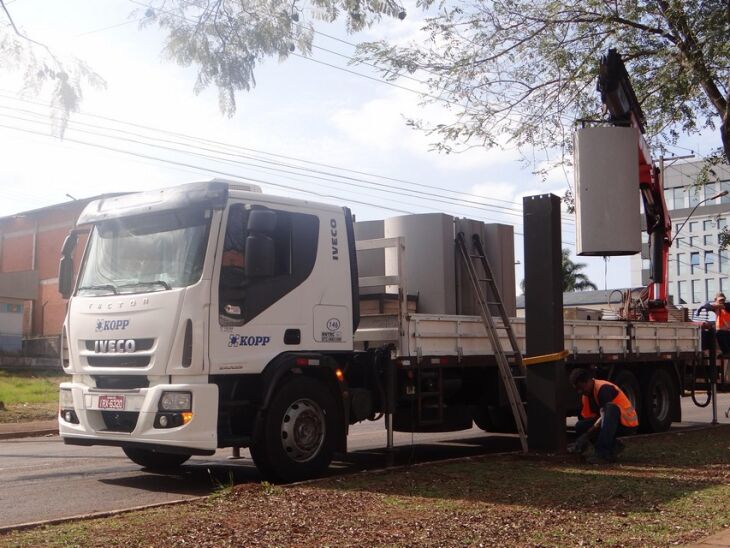 Lombadas estão sendo retiradas da Avenida Brasil