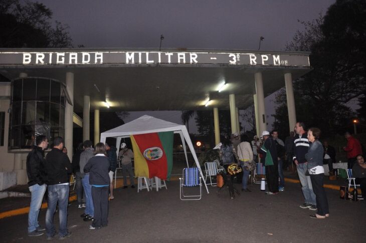 Servidores estão reunidos em frente ao quartel da BM