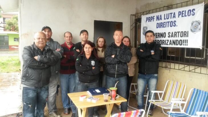 Em frente ao presídio, agentes penitenciários cruzam os braços, em greve