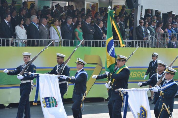 Vice-presidente Michel Temer ao lado da presidente Dilma Rousseff