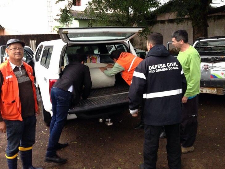 Equipes da Defesa Civil entregaram lonas e prestaram auxílio em Taquara