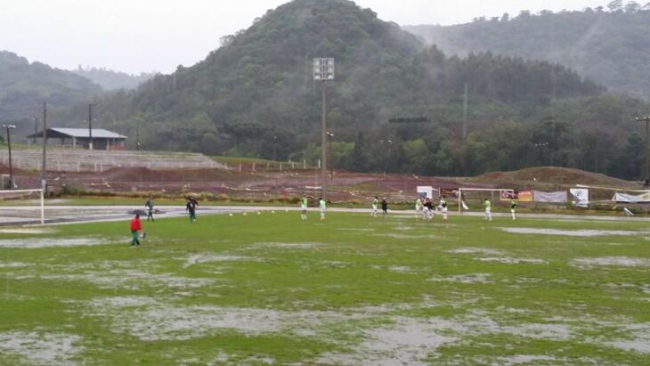 Condições do campo dificultaram para as duas equipes