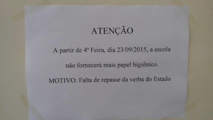 No Instituto Estadual Cecy Leite Costa um aviso alerta para a falta do produto