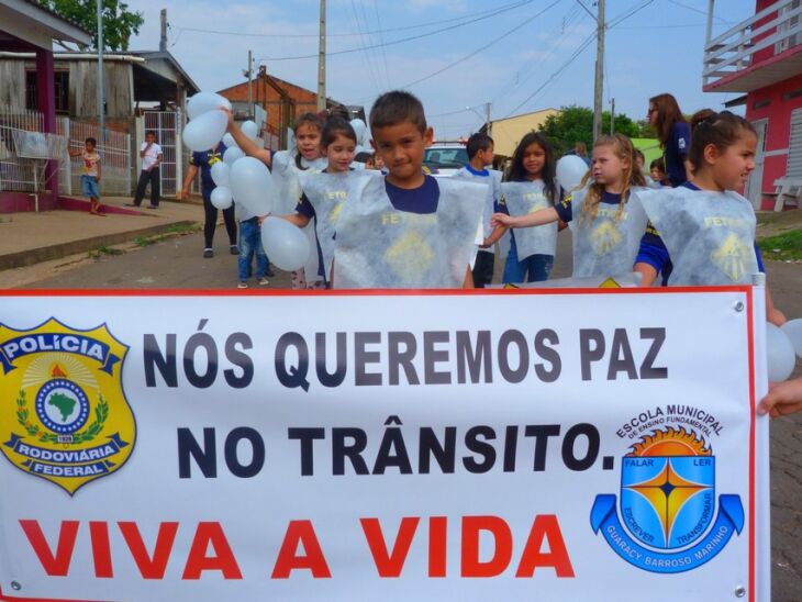 Paz no trânsito é tema de desfile temático nas ruas do loteamento José Alexandre Zachia