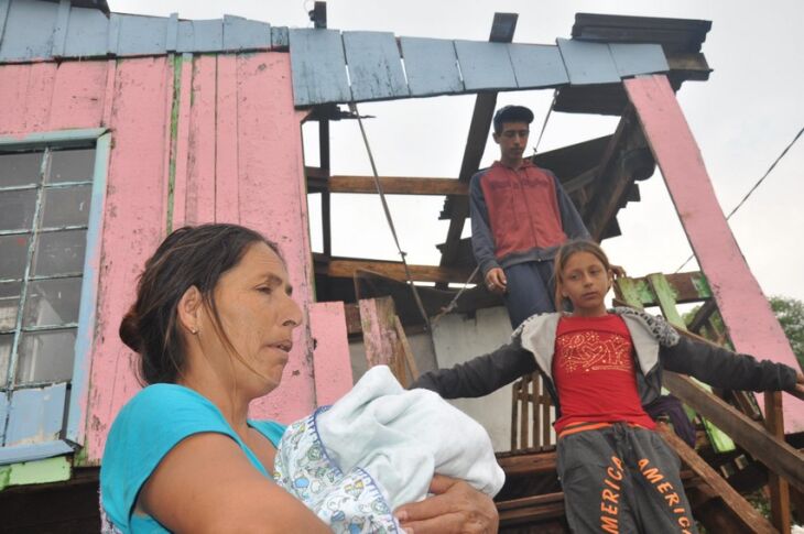 As cinco pessoas que moram na residência da Dona Lurdes Proença, de 51 anos, terão que passar os próximos dias na casa de parentes ou vizinhos se não quiserem dormir com a chuva. Entre os cinco moradores, duas crianças e um bebê de dois meses de id