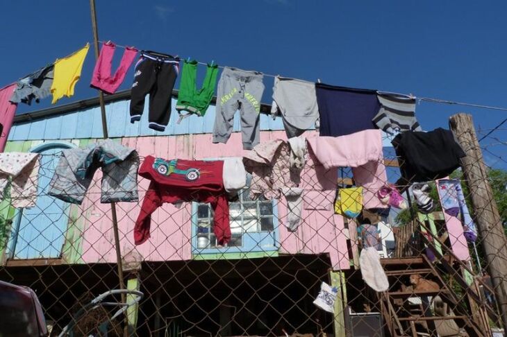 Na casa da Dona Lurdes, localizada no bairro São Luiz Gonzaga, a sexta-feira foi dia de limpeza e de colocar para secar o que molhou com a chuva