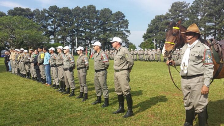 Segundo o comando, os policiais homenageados são destaque no combate à violência na comunidade