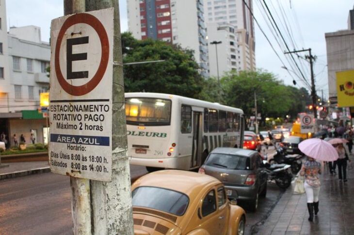 Estacionar de forma irregular na área azul pode resultar em multa de R$ 53,20 e três pontos na carteira de habilitação