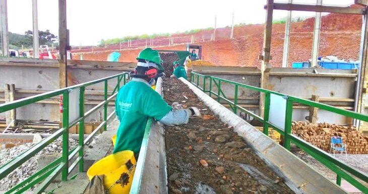 Os resíduos sólidos de construção civil recebidos na empresa passam por uma esteira que faz a triagem dos materiais