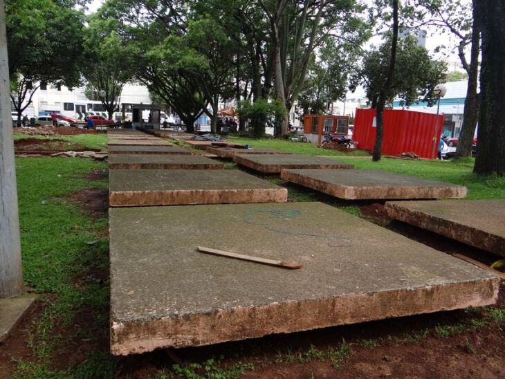 Reforma no piso, novas lixeiras e reforma total da pracinha com brinquedos estão entre as ações pelas quais está passando a praça Tochetto, que está em obras. A obra foi autorizada no dia 11 de setembro e a intervenção começou logo em seguida. O