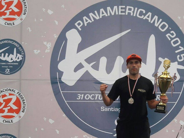 Luis Cardoso com o troféu do vice-campeonato