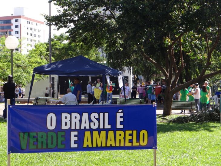 Um pequeno grupo de pessoas se reuniu na Praça da Mãe para protestar contra o governo e a corrupção