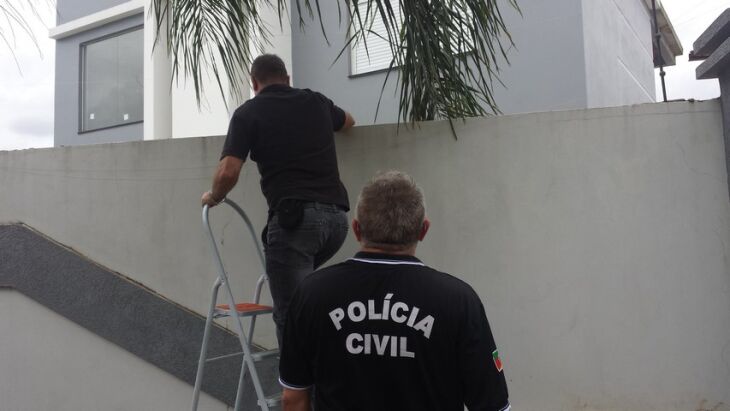 Policiais estiveram no local do crime na tarde de segunda-feira