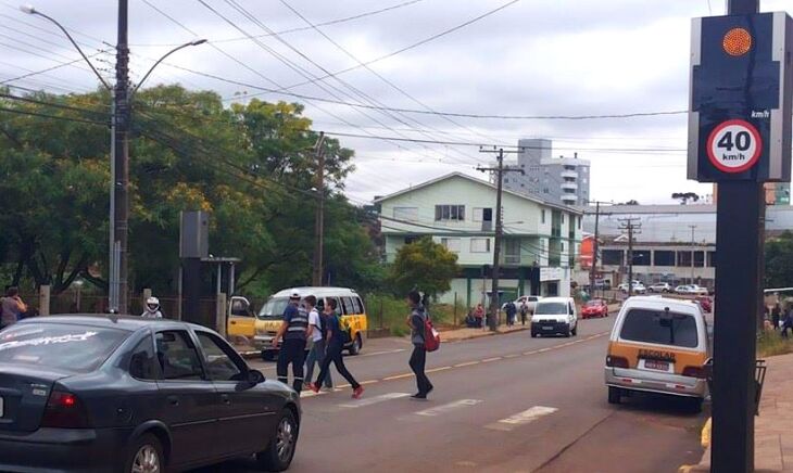 Lombada eletrônica foi instalada em frente a Escola Municipal Notre Dame para proporcionar mais  segurança na travessia dos alunos neste local