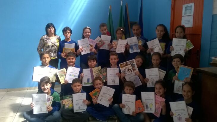 Alunos da turma 52 do quinto ano da Escola Senador Pasqualini leram 22 livros de literatura infantil durante o ano