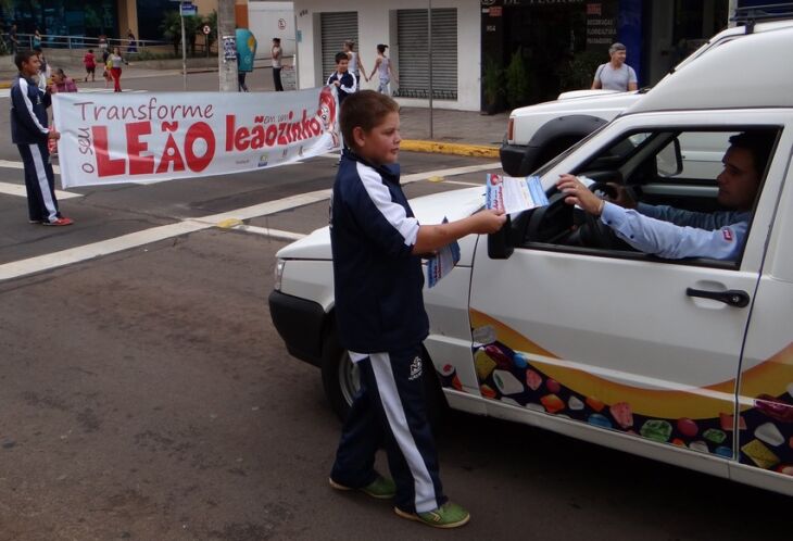 Ação foi realizada na Avenida Brasil, na Praça no Teixeirinha