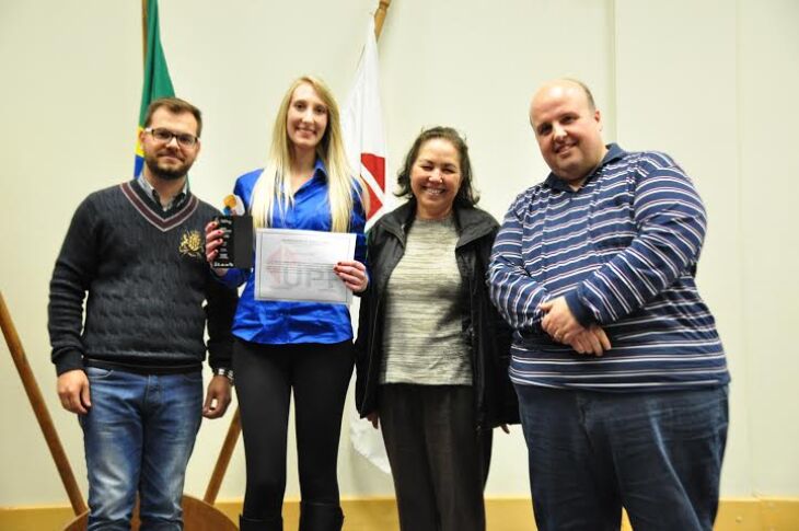 Acadêmica do curso de Engenharia de Alimentos da UPF Sandrini Slongo Fortuna ganhou o Prêmio Aluno Pesquisador na área de Ciências Exatas, da Terra e Engenharias da XXV Mostra de Iniciação Científica (MIC) 2015 da UPF