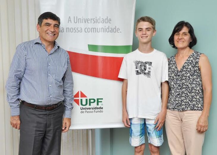 Atleta esteve na UPF acompanhado pela mãe para assinatura do convênio