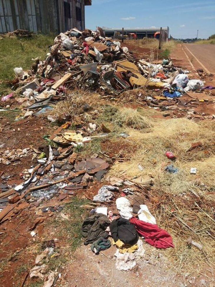 Uma montanha de lixo, na rua Guilherme Teló, também preocupa moradores do Parque do Sol