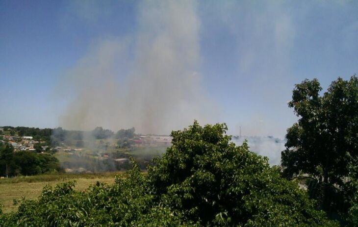 No domingo à tarde, equipes controlaram um foco de incêndio no bairro Secchi