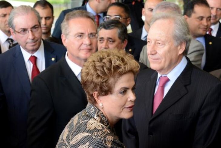 Dilma ao lado dos presidentes da Câmara, Eduardo Cunha, do Senado, Renan Calheiros, e do STF, Ricardo Lewandowski