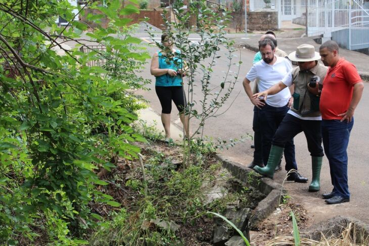    Córrego passa nos fundos de diversas residências do Loteamento Costa Verde