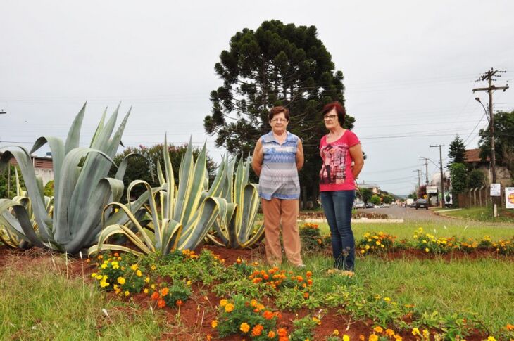 Irmãs trabalham no plantio e manutenção de flores nos canteiros da Praça Municipal