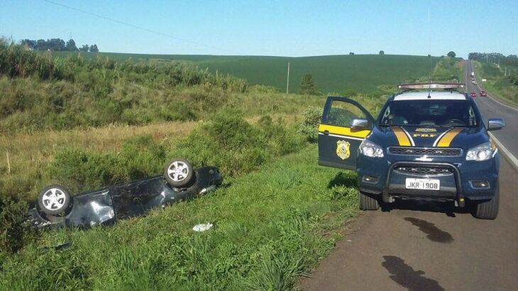 Veículo capotou após sair da pista