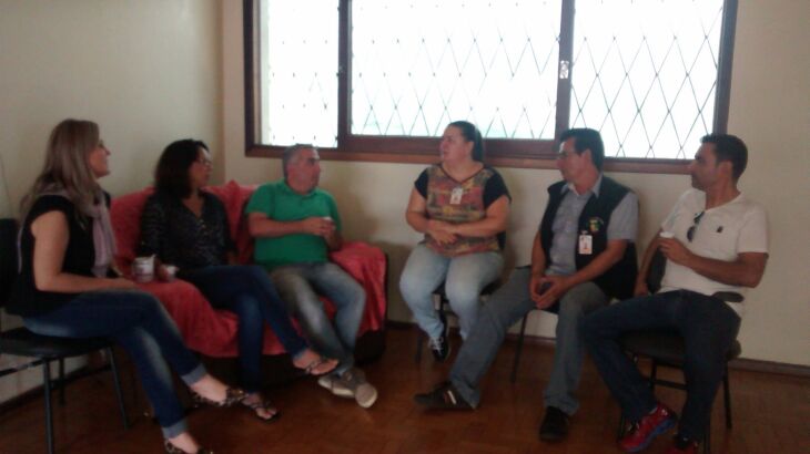 Equipe de abordagem da Semcas orienta pessoas em situação de rua sobre os serviços que podem encontrar no Centro POP Trabalho do Centro POP é realizado por equipe multiprofissional