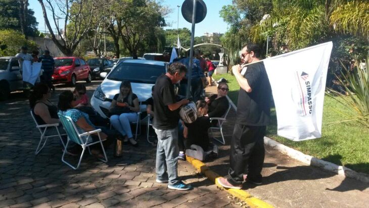 Servidores realizaram manifestação em frente à Prefeitura