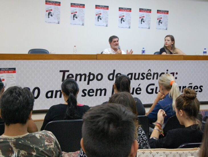 Debate do Livro do Mês, realizado no auditório do CET/UPF, contou com a presença do escritor Tabajara Ruas, que falou sobre a obra de Josué Guimarães ?EURoe?? tarde para saber?EUR?