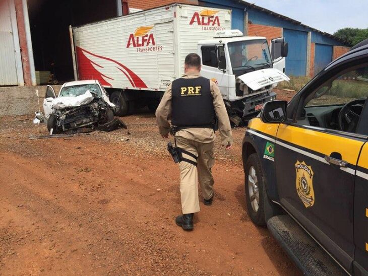 Motorista perdeu o controle da direção e colidiu o veículo roubado em um caminhão parado