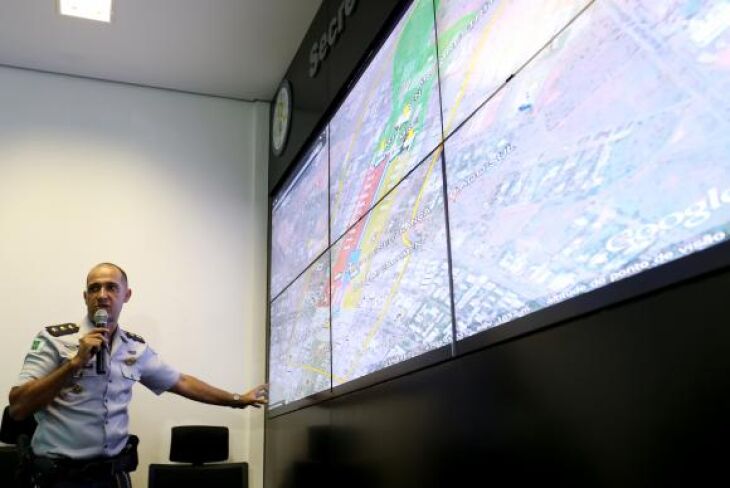 O coronel Alexandre Sérgio, da PM, apresenta o planejamento operacional para os dias decisivos sobre o pedido de afastamento da presidenta Dilma Rousseff, na Câmara dos Deputados