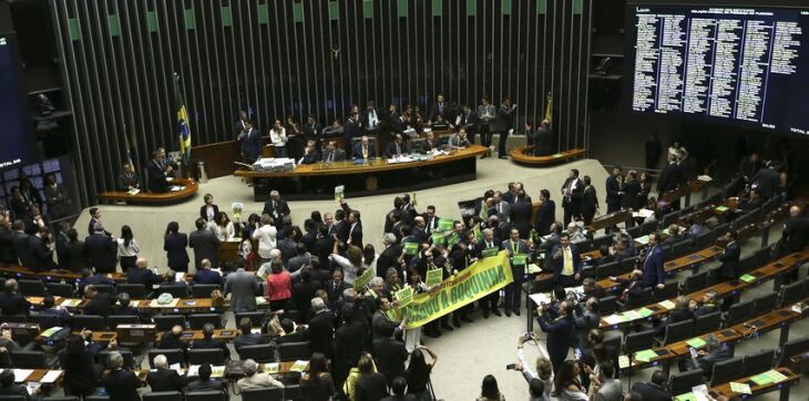 Primeira sessão de análise da admissibilidade do processo de impeachment começa com a apresentação do jurista Miguel Reale Junior, um dos autores da denúncia