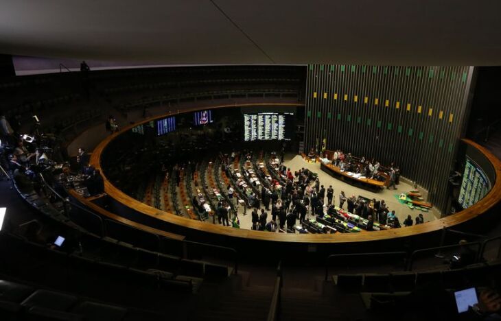 Sessão retoma na tarde deste domingo