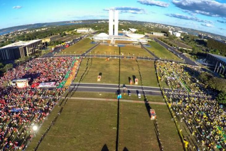 Manifestantes a favor (que estão no lado direito) e contra (que estão no lado esquerda) o impeachment ocupam a Esplanada dos Ministérios durante o processo de votação na Câmara dos Deputados